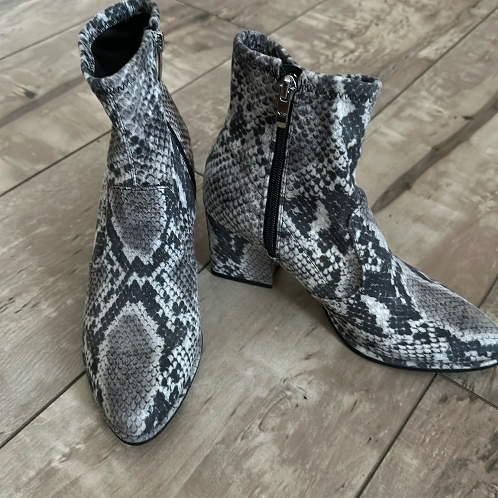 Marc Fisher snake skin booties size 6M